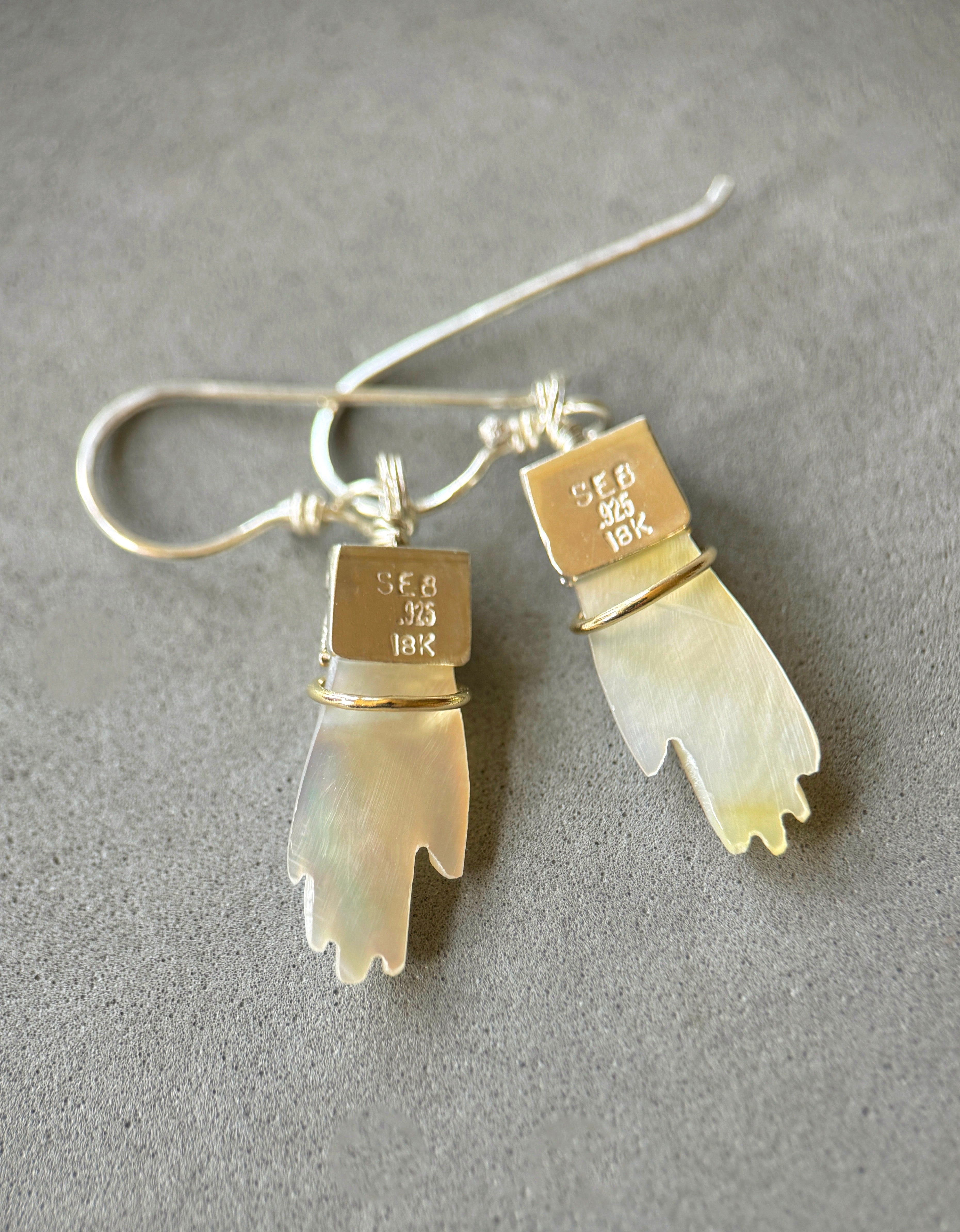 Hand Earrings with 18K Gold Bangle in Mother of Pearl